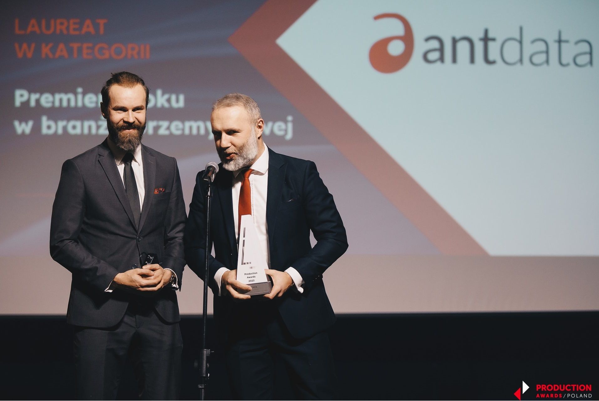 Przedstawiciele Antdata odbierający nagrodę Production Awards 2023 za IoT Terminal